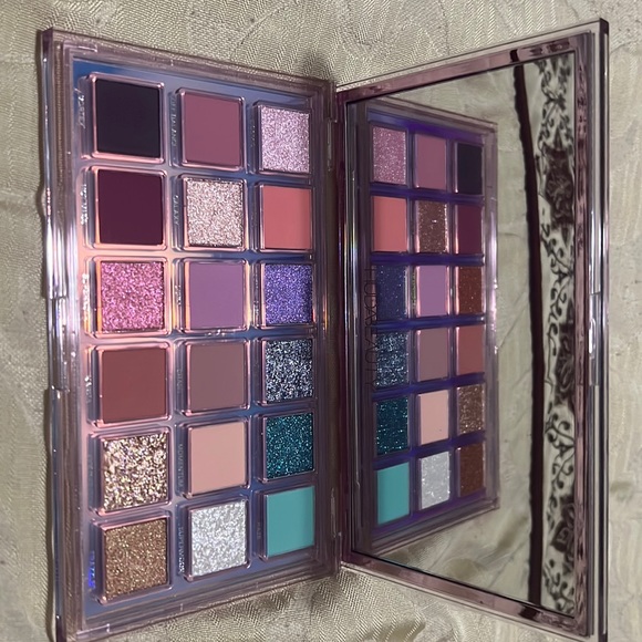 HUDA BEAUTY Mercury Retrograde Eyeshadow Palette - Picture 3 of 7